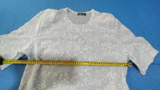 Top Vintage Estampado Floral Relieve Blanco Roto