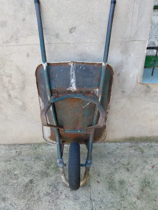 Carretilla de jardín metálica