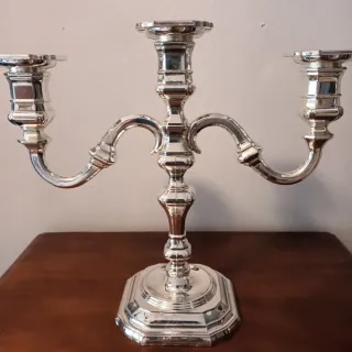 Candelabro in metallo argentato a tre bracci