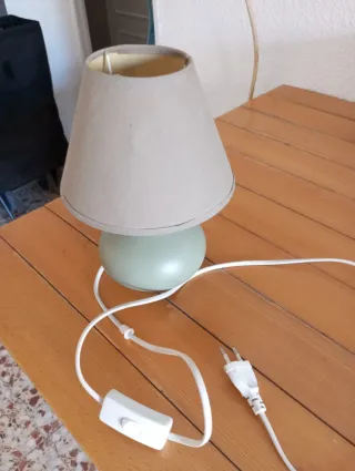 Lámpara de mesa papel y plástico
