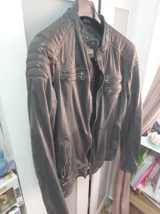 Chaqueta de Piel Negra Review
