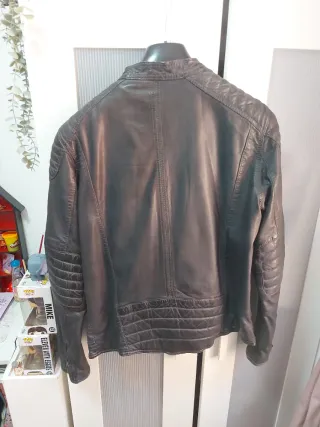 Chaqueta de Piel Negra Review