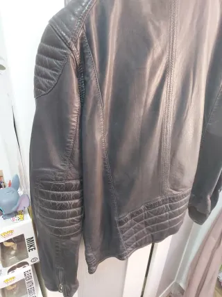Chaqueta de Piel Negra Review