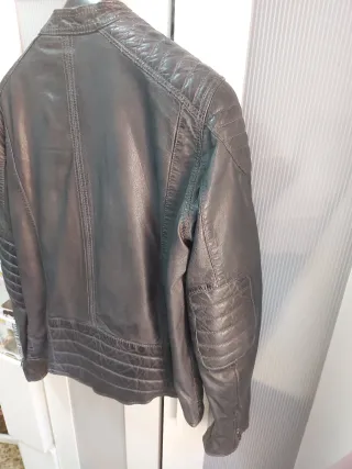 Chaqueta de Piel Negra Review