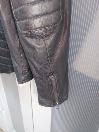 Chaqueta de Piel Negra Review