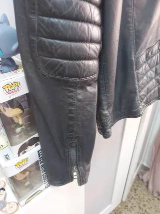 Chaqueta de Piel Negra Review
