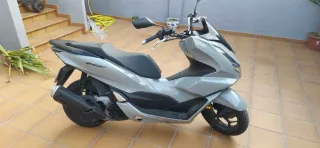 Honda PCX Gris Scooter Automática