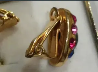 Orecchini dorati con pietre colorate