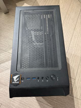 Torre MSI con cristal templado