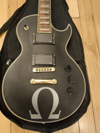 Guitarra Harley Benton SC-1000 SBK con cables.