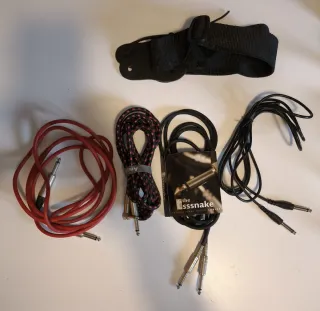 Guitarra Harley Benton SC-1000 SBK con cables.
