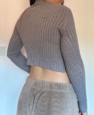 Jersey gris ajustado de cuello alto