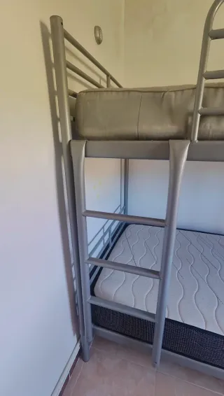 Litera metálica plateada