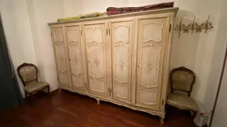 Armadio veneziano con decorazioni floreali