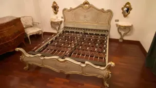 Armadio veneziano con decorazioni floreali