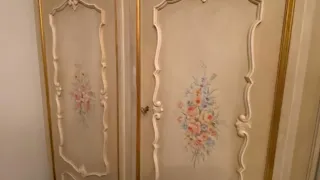 Armadio veneziano con decorazioni floreali