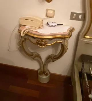 Armadio veneziano con decorazioni floreali