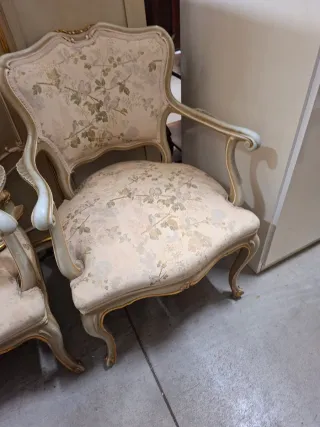 Armadio veneziano con decorazioni floreali