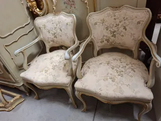 Armadio veneziano con decorazioni floreali