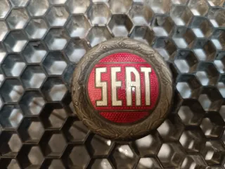 Calandra Seat con emblema