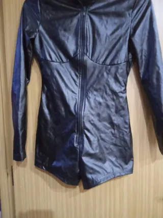 Mono corto vinilo negro talla S