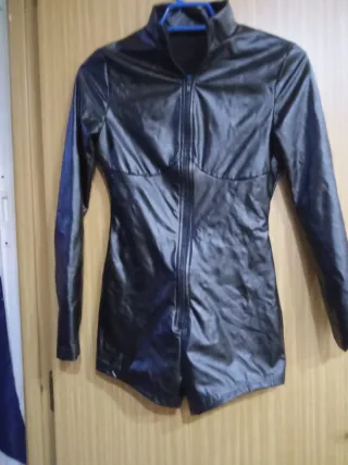 Mono corto vinilo negro talla S