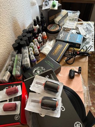 Materiales para tatuar: tintas, agujas y más