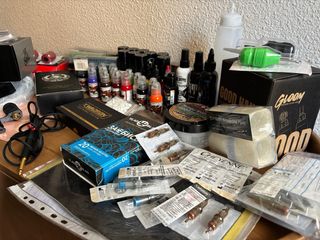 Materiales para tatuar: tintas, agujas y más