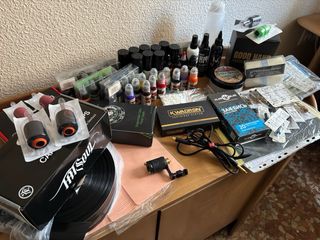 Materiales para tatuar: tintas, agujas y más
