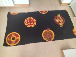 Alfombra negra con monedas doradas 2m x 1m