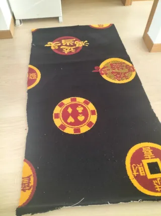 Alfombra negra con monedas doradas 2m x 1m