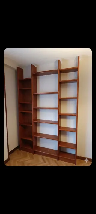 Mueble de madera marrón