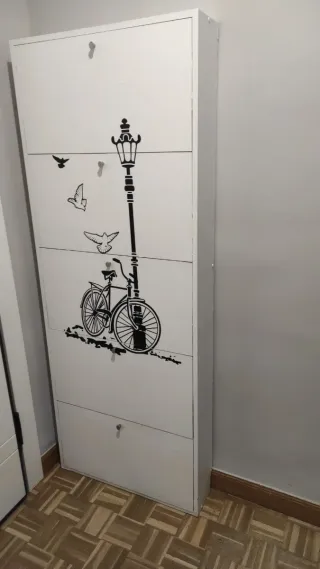 Zapatero bianco con design