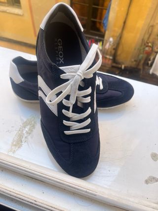 Zapatillas deportivas azules y blancas