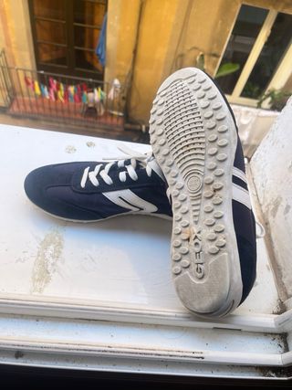 Zapatillas deportivas azules y blancas