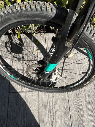 Bicicleta de Montaña Negra y Turquesa