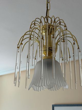 Lámpara de techo dorada con colgantes