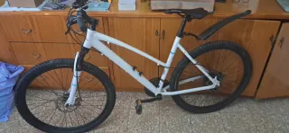 Bicicleta de montaña blanca