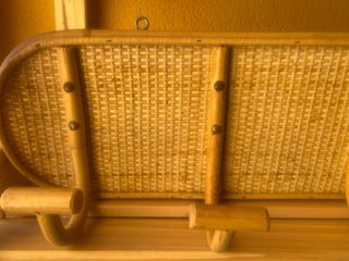 Perchero de ratán y madera