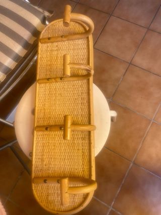 Perchero de ratán y madera