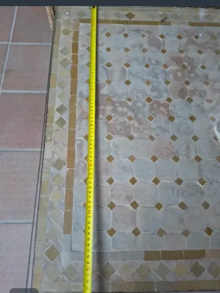 Tavolo basso in pietra e metallo