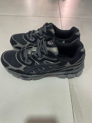 Zapatillas Asics Negras y Grises