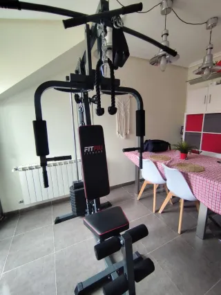 Máquina de gimnasio multiestación para casa.