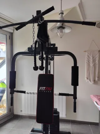 Máquina de gimnasio multiestación para casa.