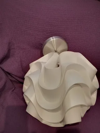 Lámpara colgante blanca y morada