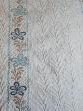 Colcha con flores azules y blancas