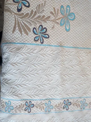 Colcha con flores azules y blancas