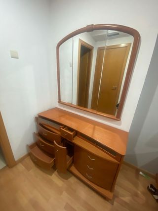 Cómoda de madera con espejo