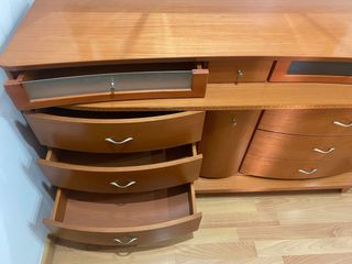 Cómoda de madera con espejo