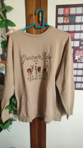 Sudadera beige con ciervos